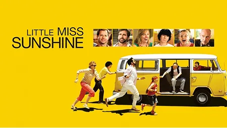 Família correndo atrás da kombi amarela em Pequena Miss Sunshine